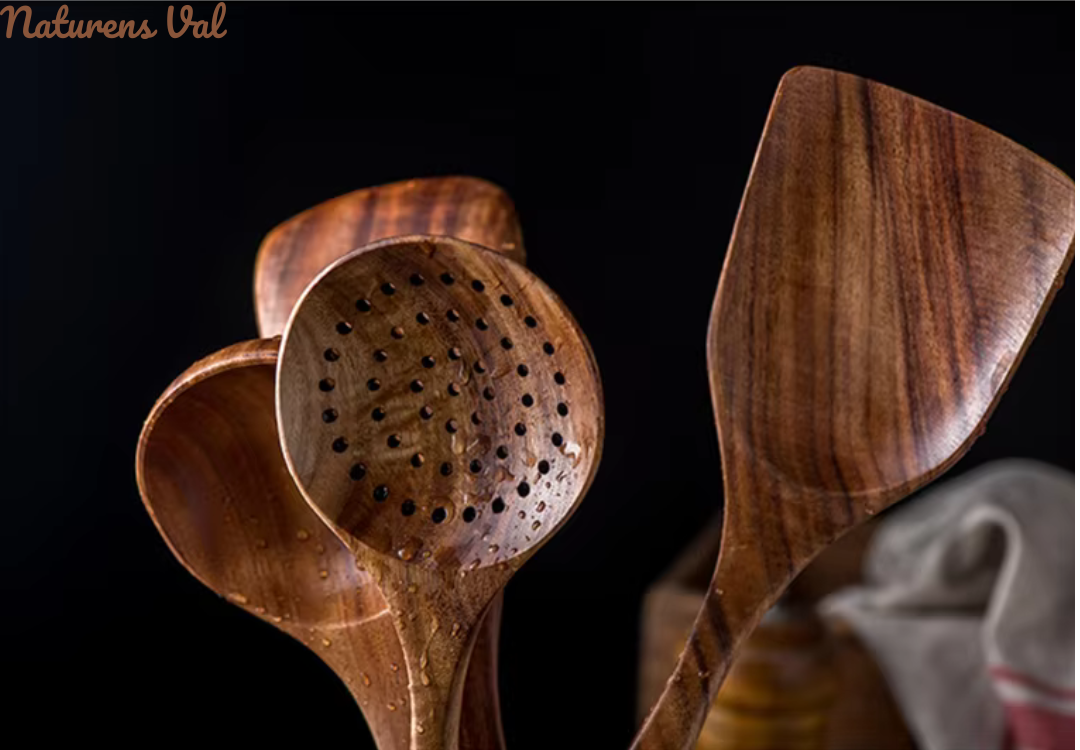 Accessoires de cuisine en bois de teck style scandinave, naturels, robustes et écologiques. Ensemble complet.