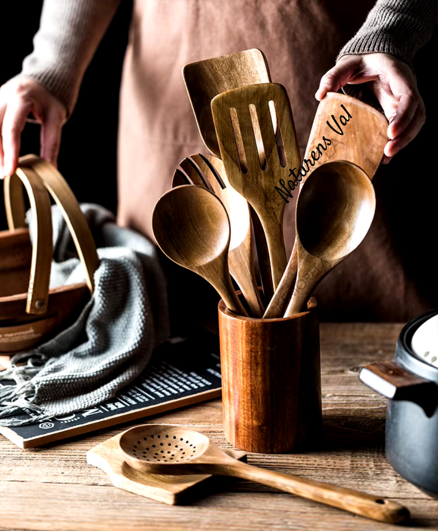Cuillères et spatules en teck naturel, parfaites pour une cuisine saine et durable. Accessoires écologiques.