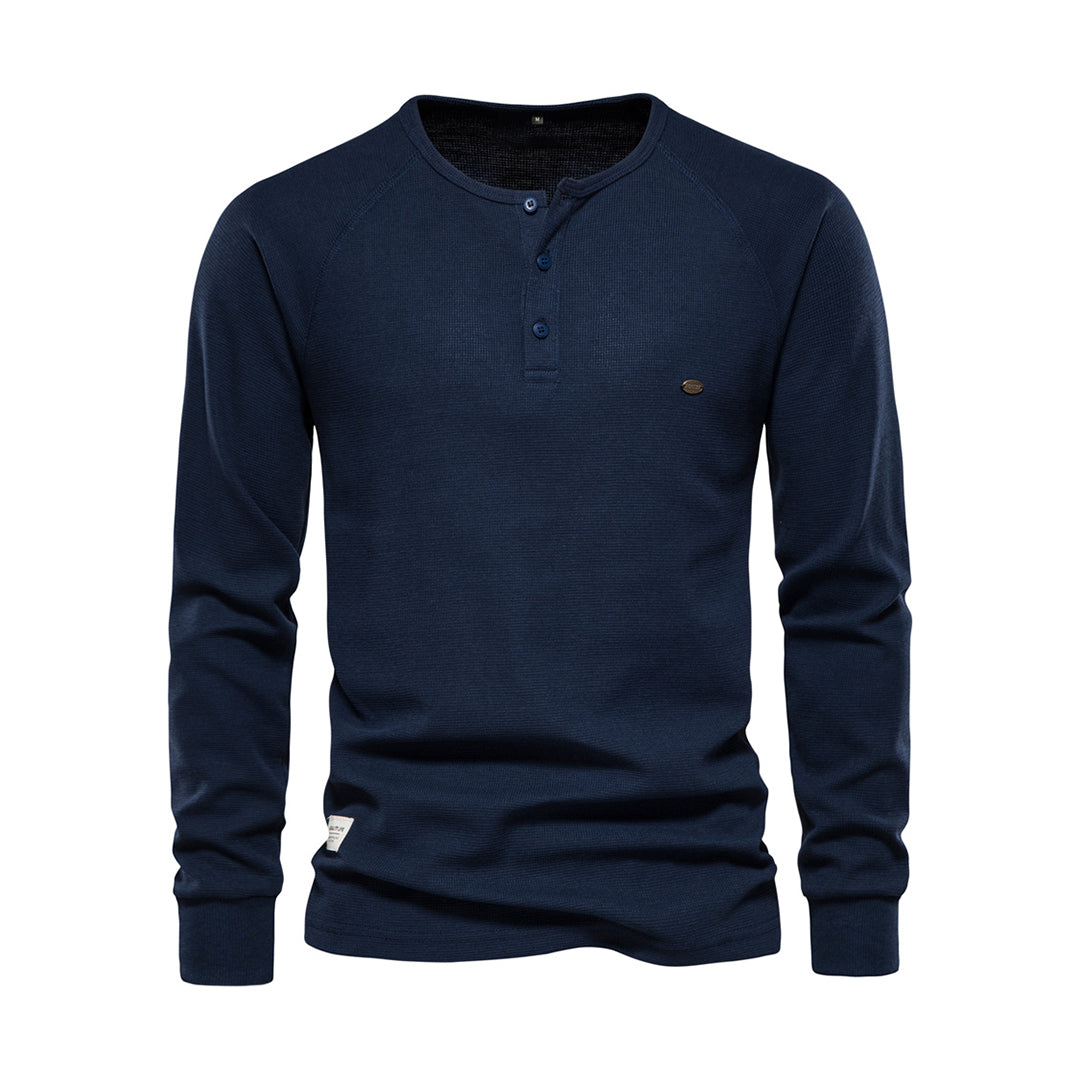 T-shirt Henley basique homme doux, manches longues et boutons. Vêtement confortable idéal pour un look décontracté.