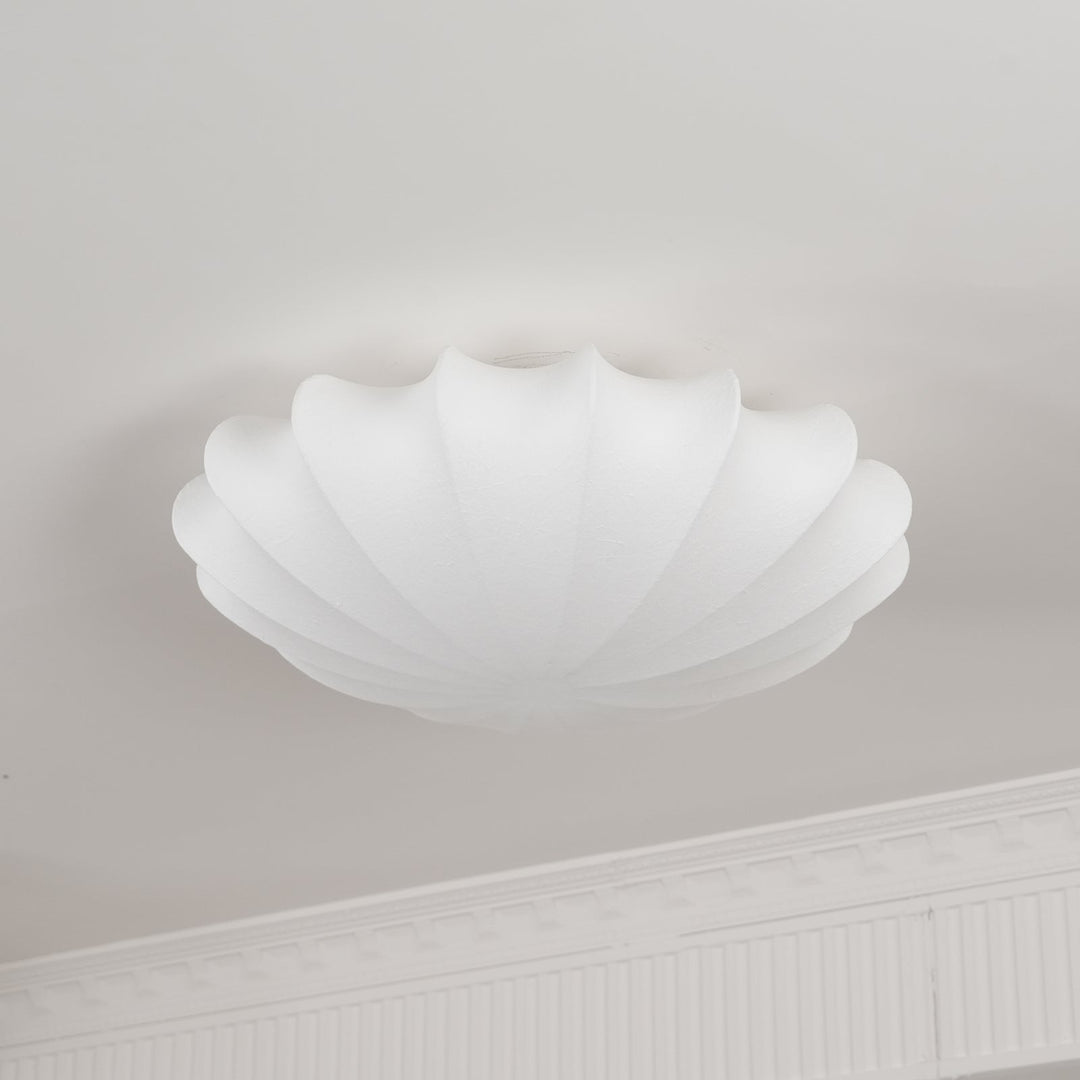 Plafonnier LED contemporain, bulles uniques, éclairage décoratif et fonctionnel.