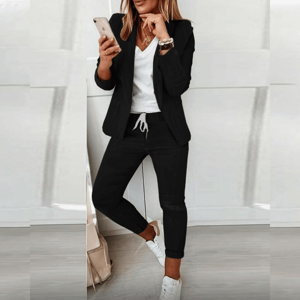 Élégant ensemble blazer pantalon femme, idéal pour une tenue de bureau ou une soirée chic. Coupe ajustée.