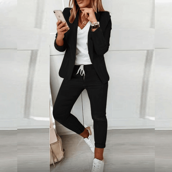 Élégant ensemble blazer pantalon femme, idéal pour une tenue de bureau ou une soirée chic. Coupe ajustée.