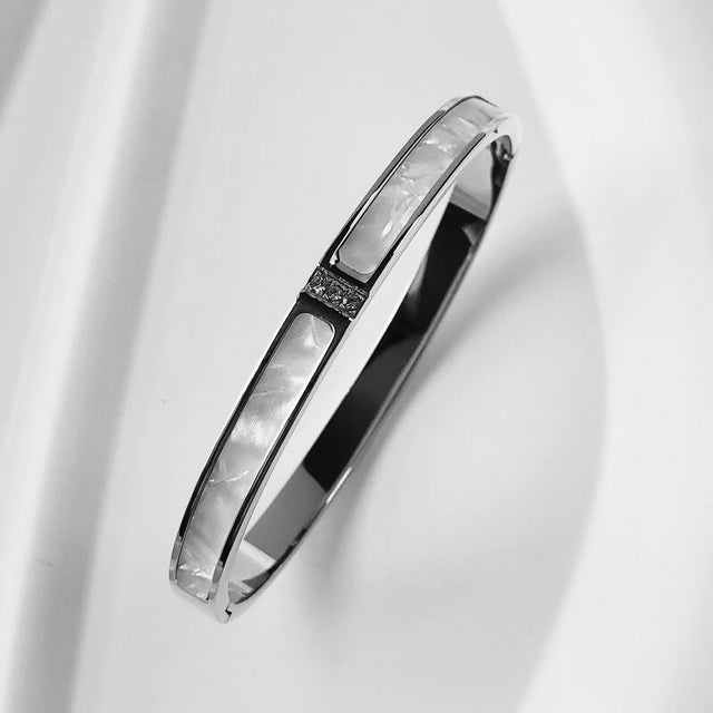 Bracelet scintillant femme, bijou de luxe avec zircons, un cadeau élégant et moderne.
