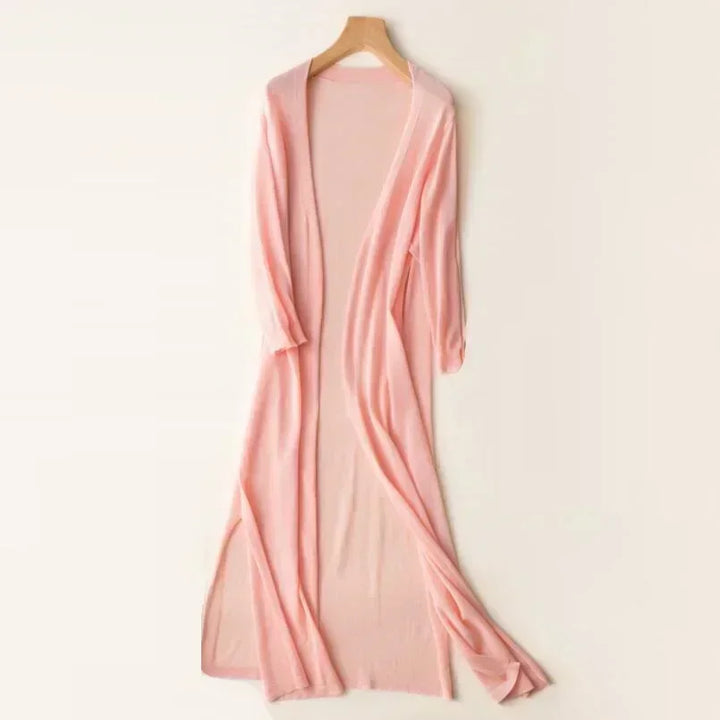 Gilet léger femme, coupe longue et fluide, parfait pour un look décontracté ou habillé en été.