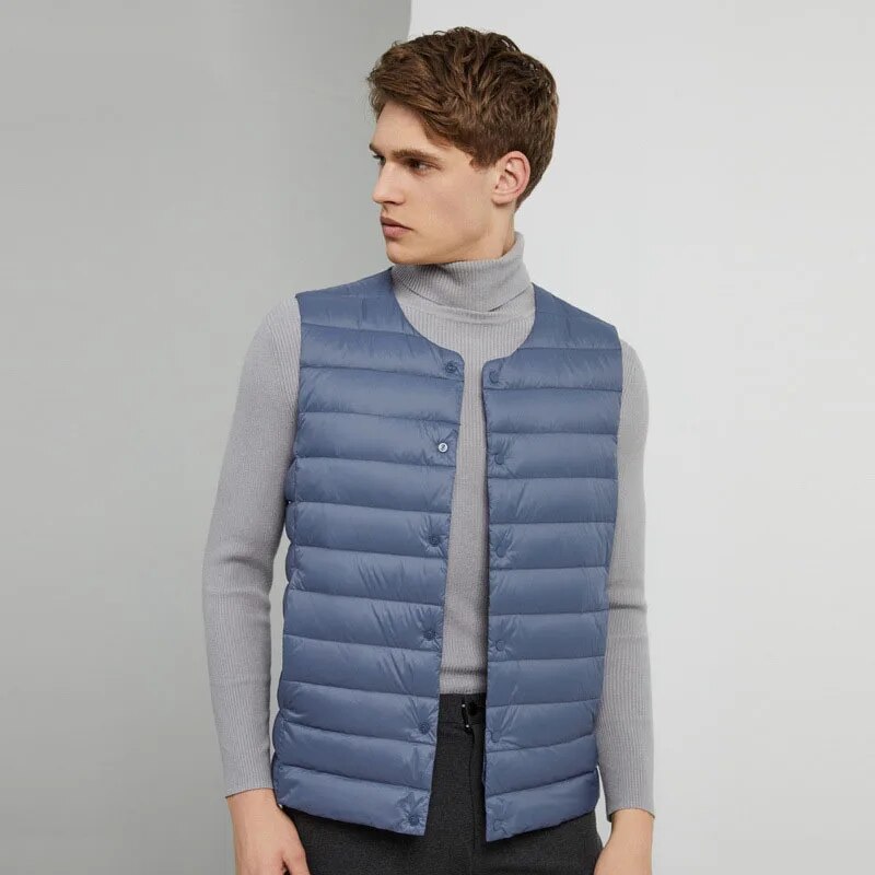 Détail d'un gilet matelassé homme, tissu léger et isolant pour un confort optimal.