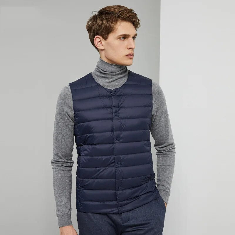 Homme portant un gilet sans manches ultraléger noir, parfait pour superposer les couches en hiver.