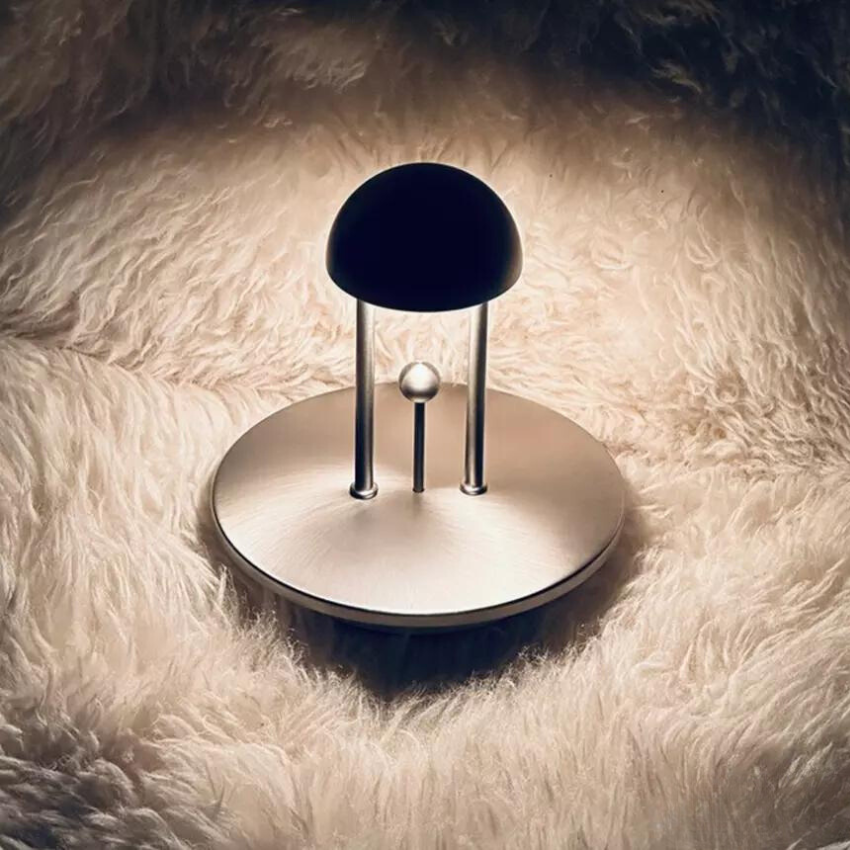 Lampe LED tactile dimmable, sans fil, crée une ambiance élégante et moderne sur votre bureau.