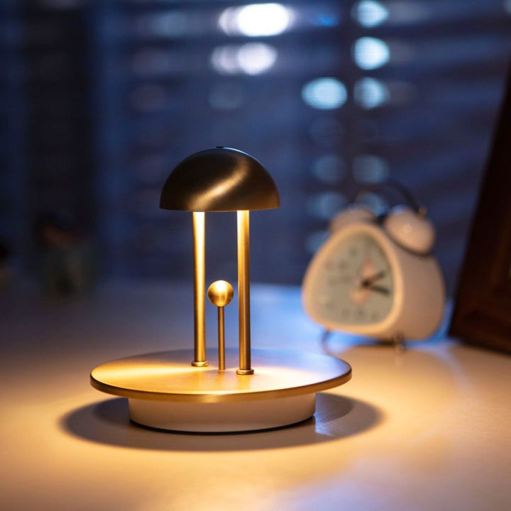 Lampe de table LED portable en cuivre brossé, dimmable tactile, idéale pour ambiance chaleureuse.