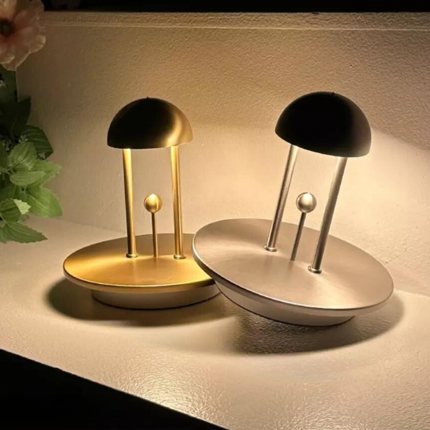 Lampe de table design moderne sans fil, finition argent, éclairage LED ajustable pour chambre.