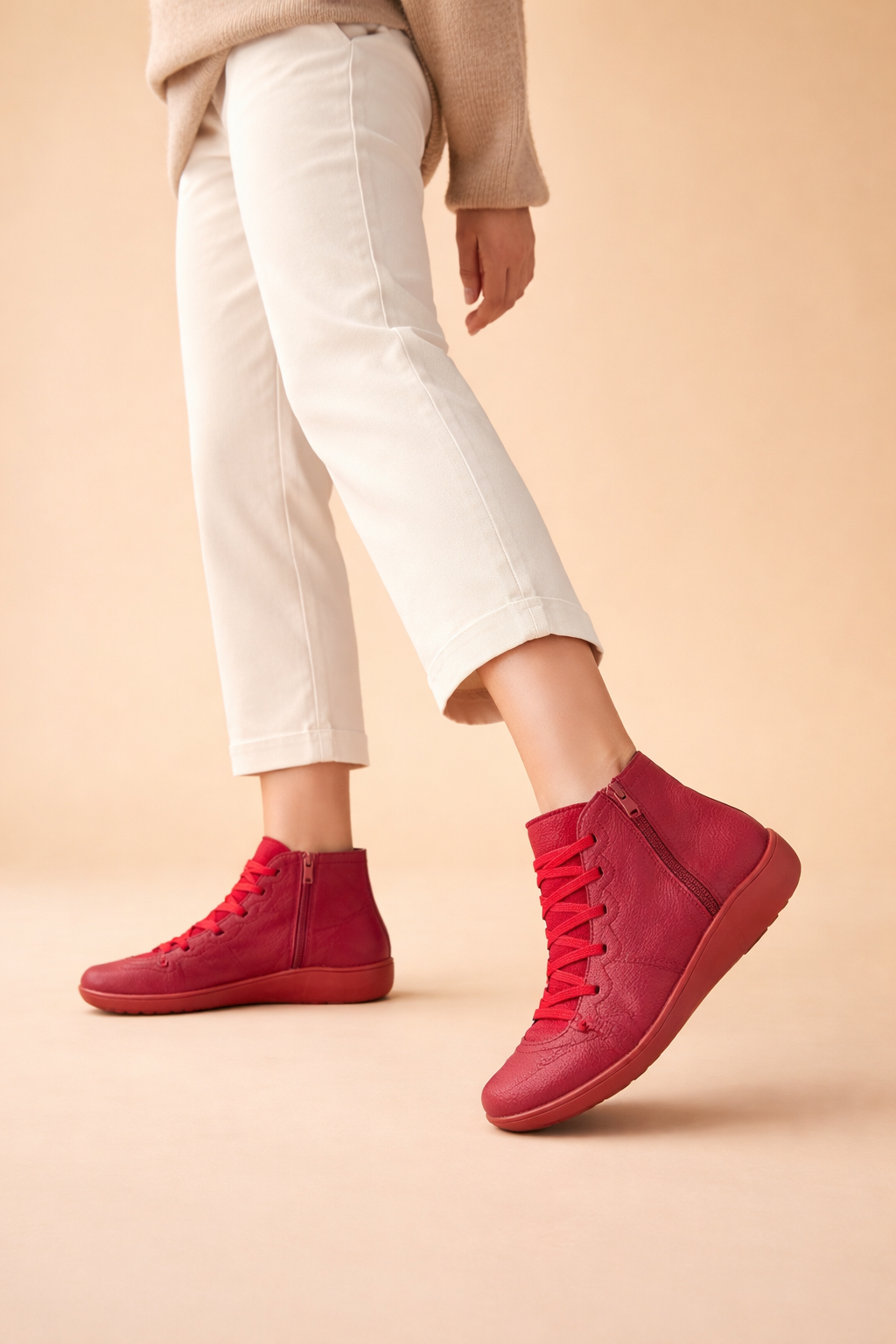 Design moderne de bottines femme, combinant tendance et soutien orthopédique pour un confort durable.