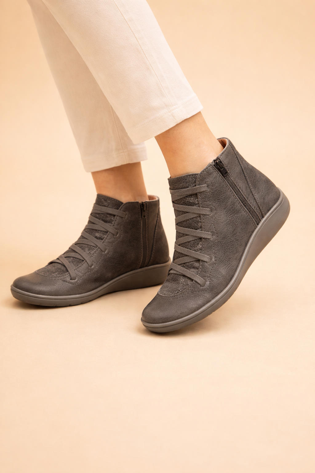 Chaussures bottines femme casual respirantes, souples, idéales pour un confort orthopédique.