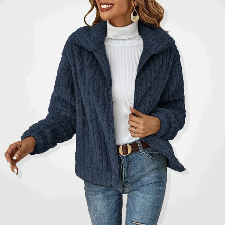 Gilet femme pratique avec fermeture éclair, pour un confort optimal et un look chic au quotidien.
