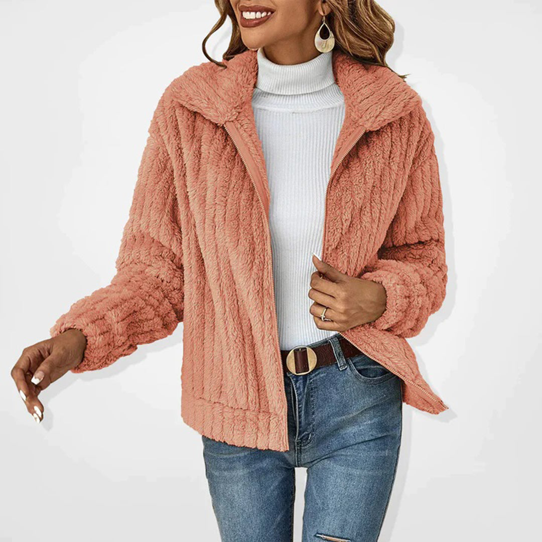 Gilet long décontracté pour femme, essentiel du vestiaire hivernal, offrant chaleur et polyvalence.