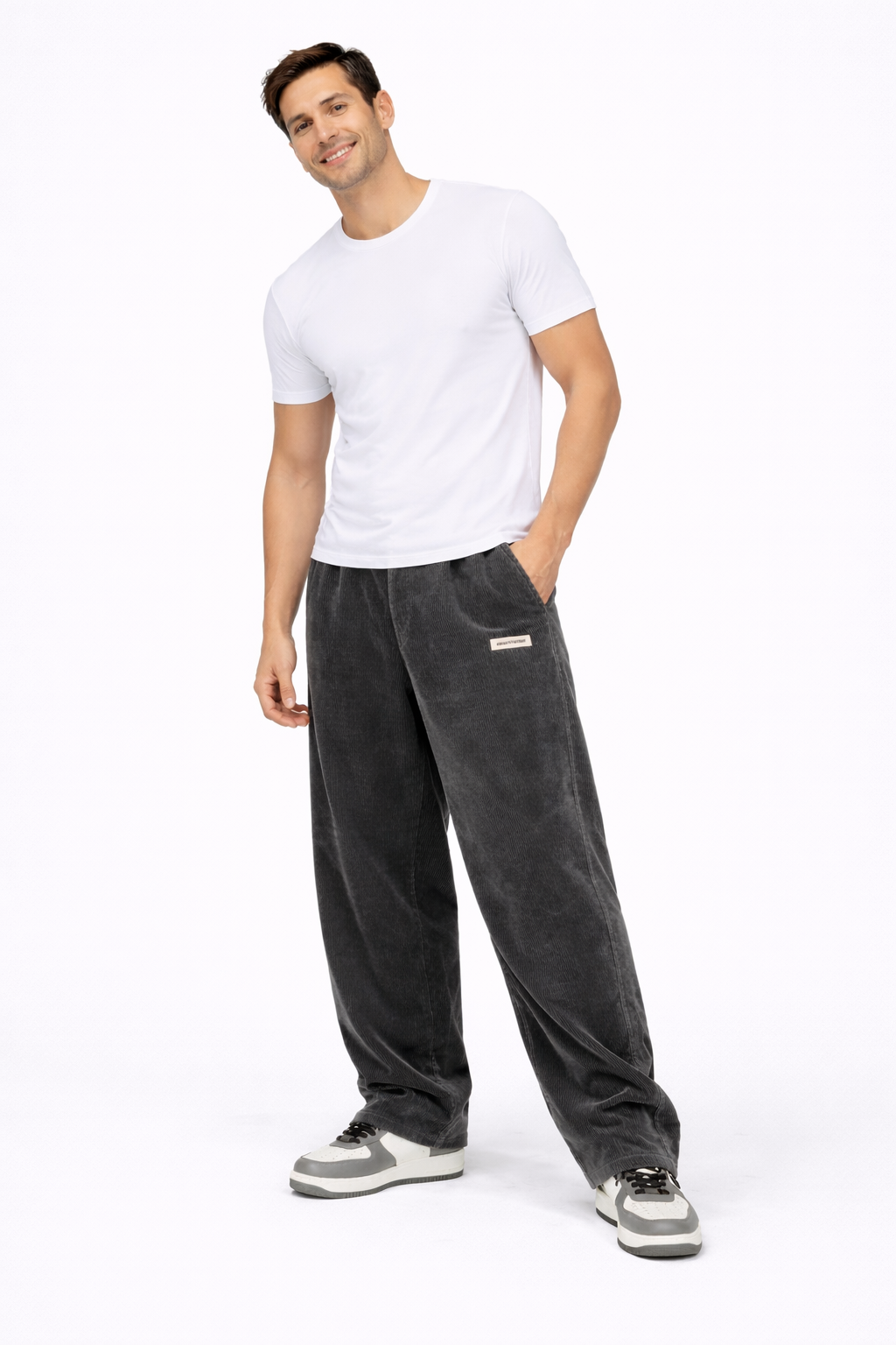 Pantalon velours côtelé homme beige, coupe ample et droite, style streetwear décontracté. Mode automne-hiver.