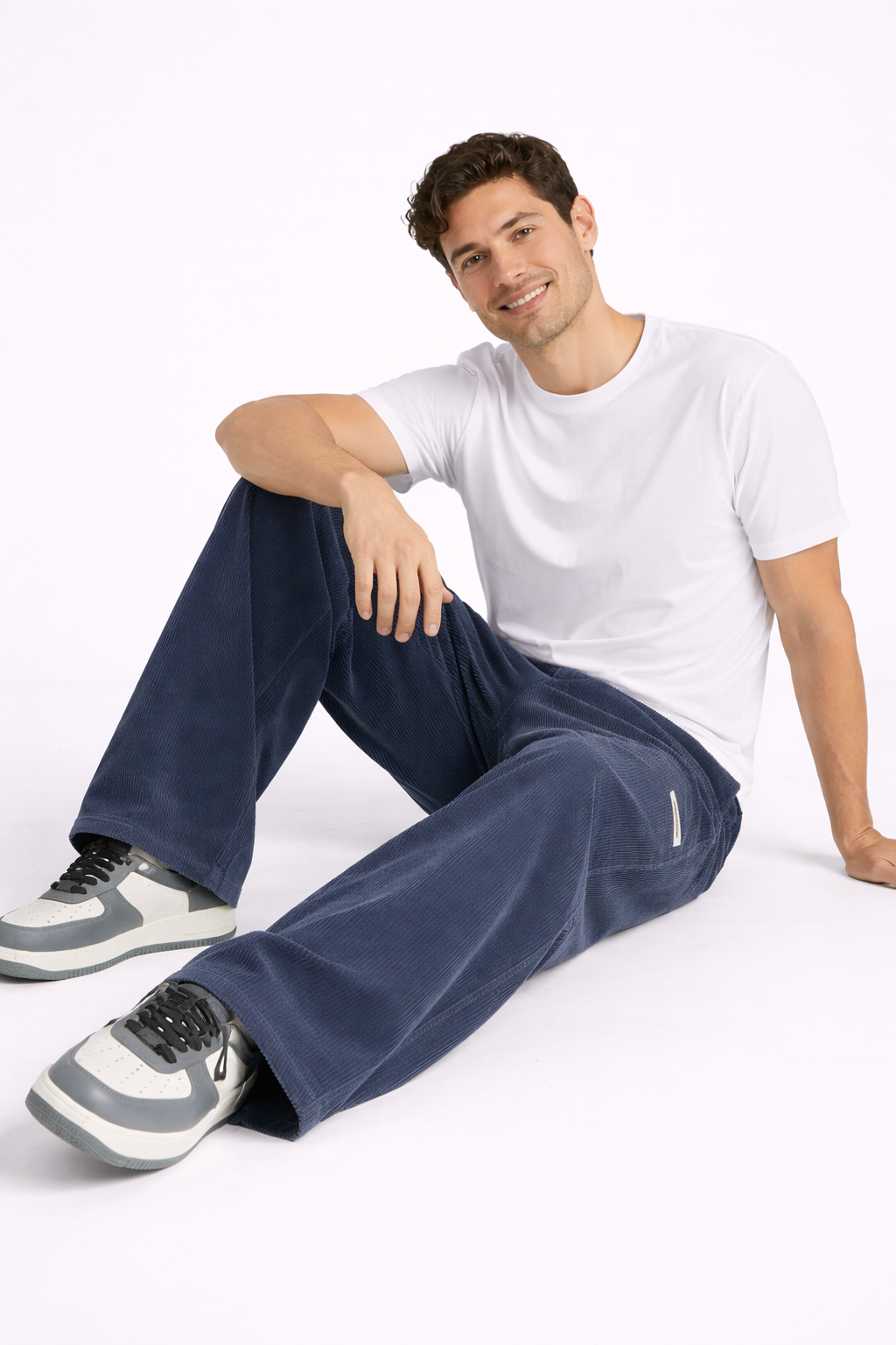 Pantalon homme en velours côtelé marron, coupe ample décontractée, style streetwear confortable pour l'automne-hiver.