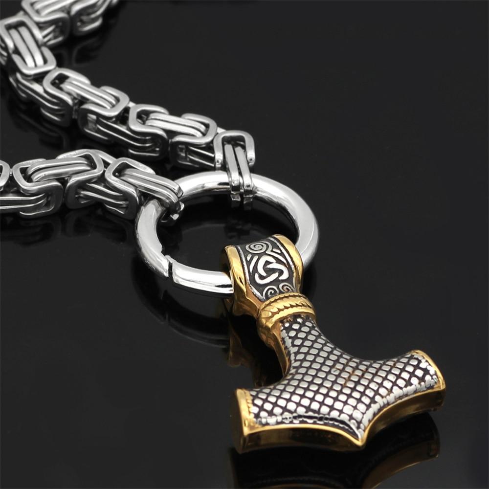 Gros plan sur l'amulette loup viking, pendentif avec gravures fines. Collier bijoux nordique homme.
