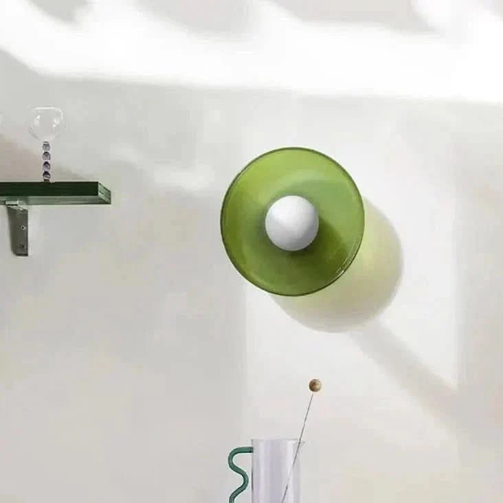 Plafonnier design Glassglow. Éclairage nordique en verre pour intérieur moderne. Ambiance lumineuse chaleureuse.