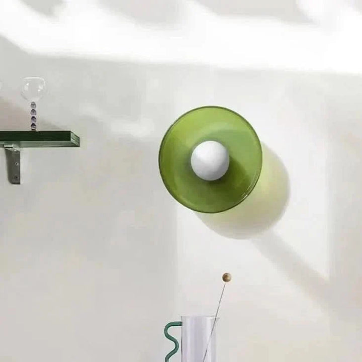 Plafonnier design Glassglow. Éclairage nordique en verre pour intérieur moderne. Ambiance lumineuse chaleureuse.