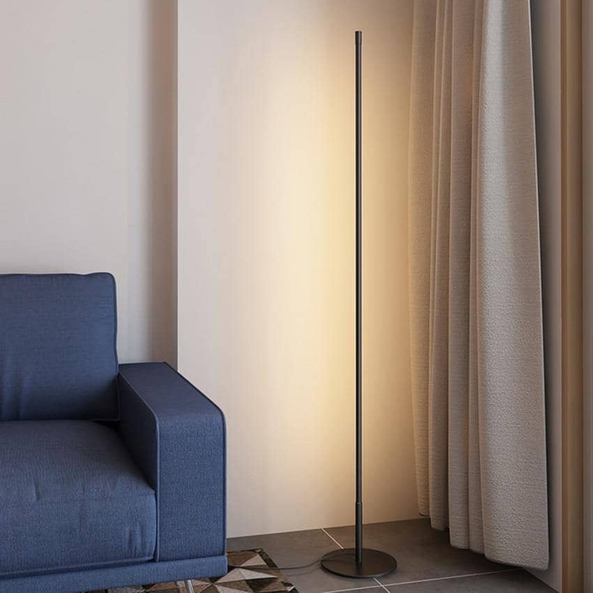 Luminaire sol LED moderne, parfait pour créer une ambiance chaleureuse dans votre salon.