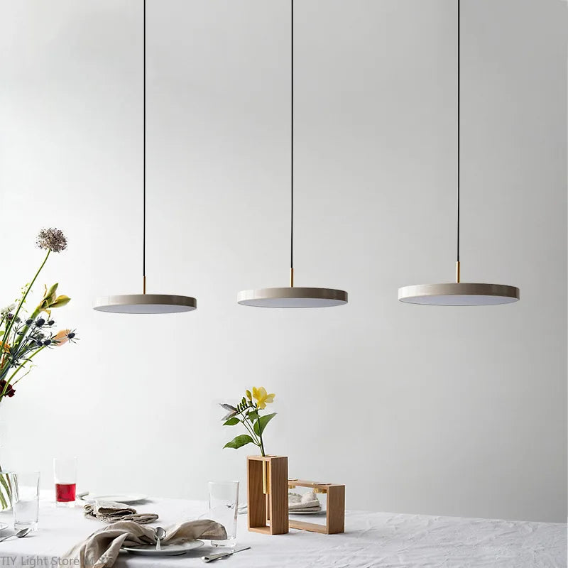 Luminaire LED design Lyssa, suspension moderne scandinave pour un éclairage intérieur contemporain.