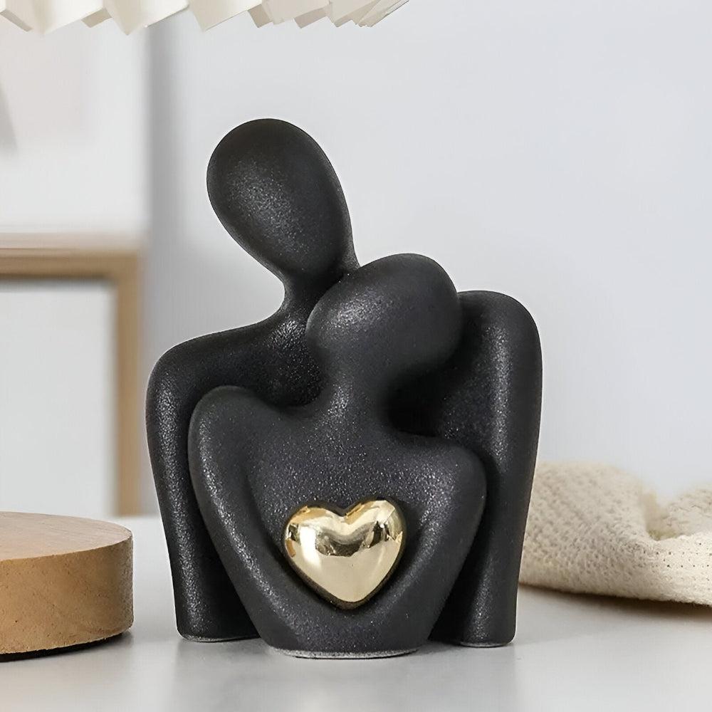 Sculpture de couple minimaliste élégante, décoration moderne pour salon. Amour abstrait et art intérieur.