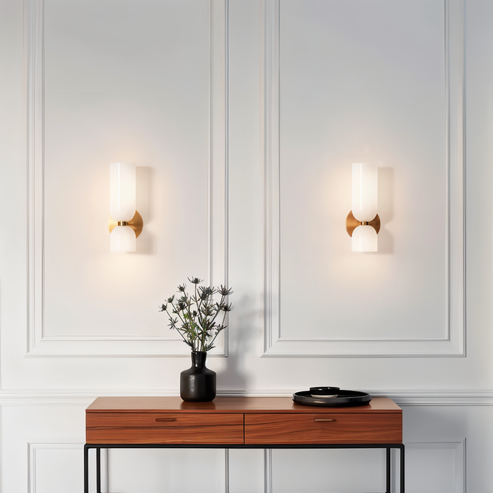 Luminaire mural LED moderne CapsuleLume, crée une ambiance lumineuse douce.