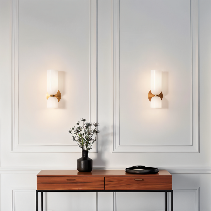Luminaire mural LED moderne CapsuleLume, crée une ambiance lumineuse douce.