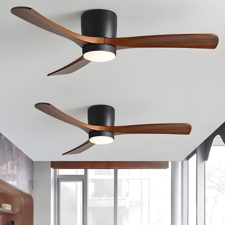 Ventilateur de plafond LED, style scandinave, pales en bois, pour un intérieur frais et lumineux.