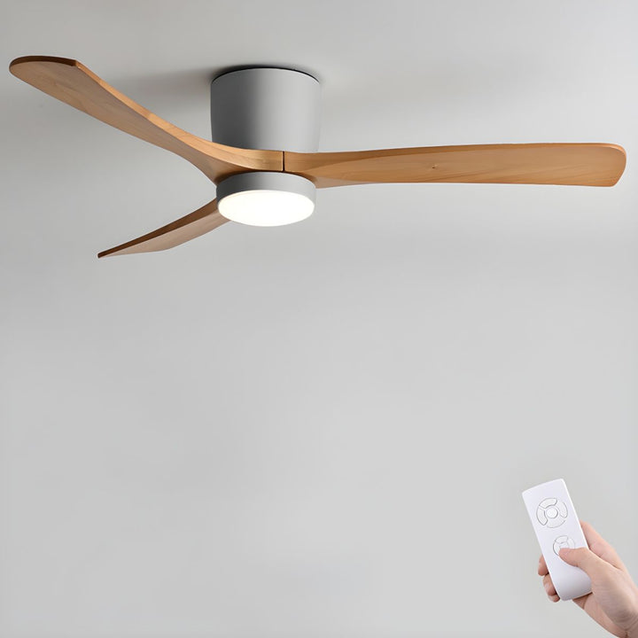 Ventilateur de plafond LED, bois clair, scandinave, avec télécommande pour facilité.