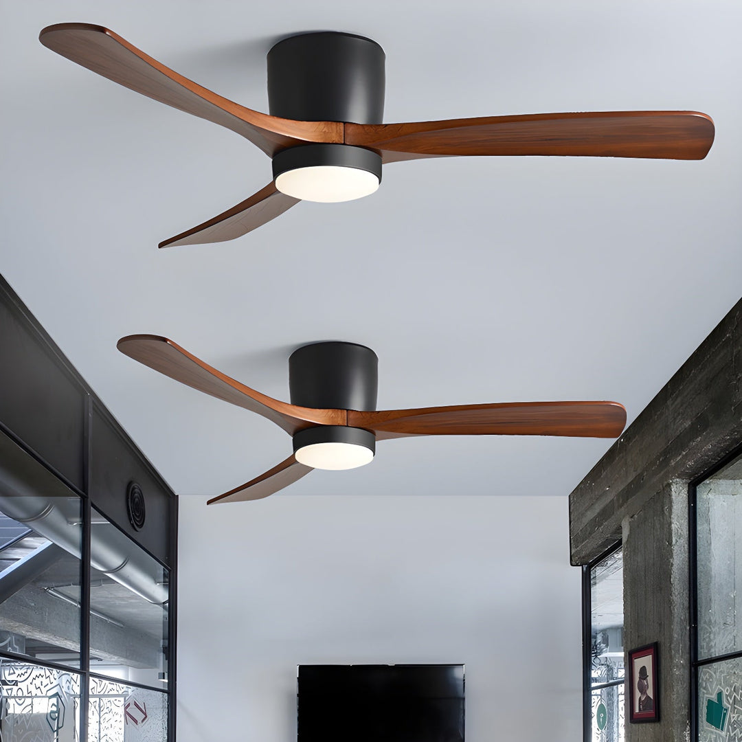 Ventilateur plafond LED réversible, bois clair, scandinave. Offre confort et fraîcheur.
