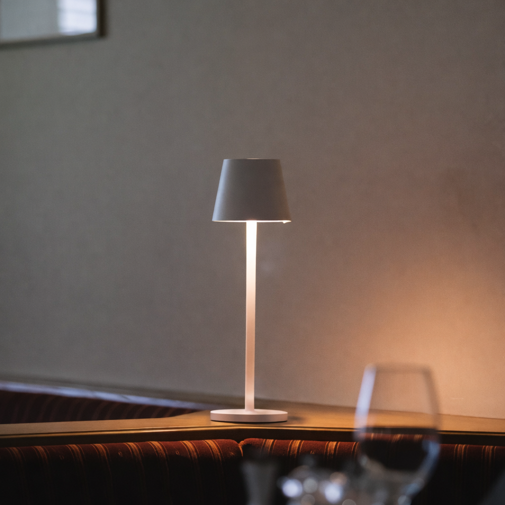 Lampe de table LED sans fil design scandinave, éclairage réglable, ambiance intérieure/extérieure.
