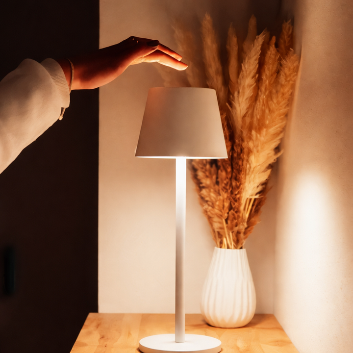 Luminaire LED portable rechargeable en aluminium, moderne, pour table intérieure/extérieure.