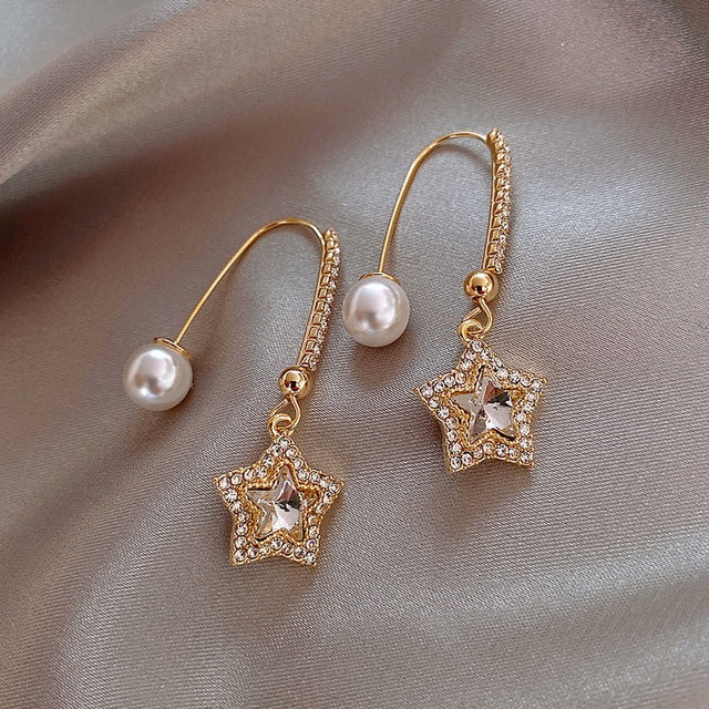 Boucles d'oreilles licorne magiques pour femmes, un accessoire fantaisie mignon en acier inoxydable avec zirconium.