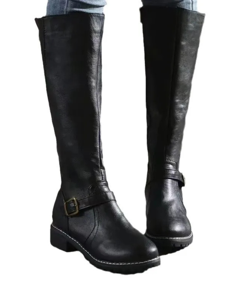 Gros plan sur les bottes femme Nyla avec détails raffinés. Un design intemporel et un confort optimal.