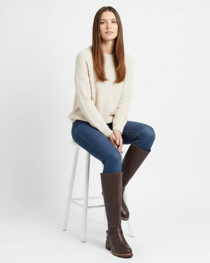 Vue latérale des bottes femme Nyla, silhouette épurée. Chaussures intemporelles pour un look chic et raffiné.