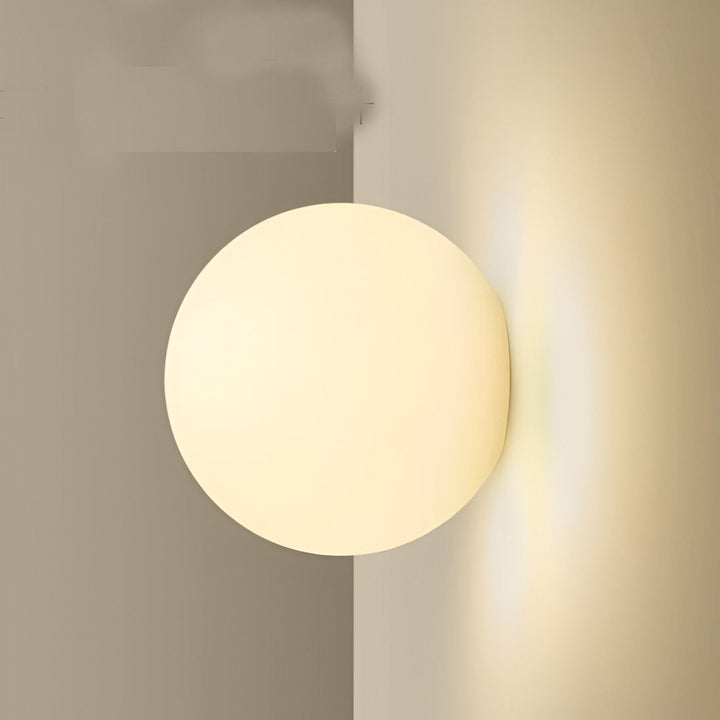 Luminaire mural minimaliste, offre une lumière douce et homogène, idéal pour couloir.