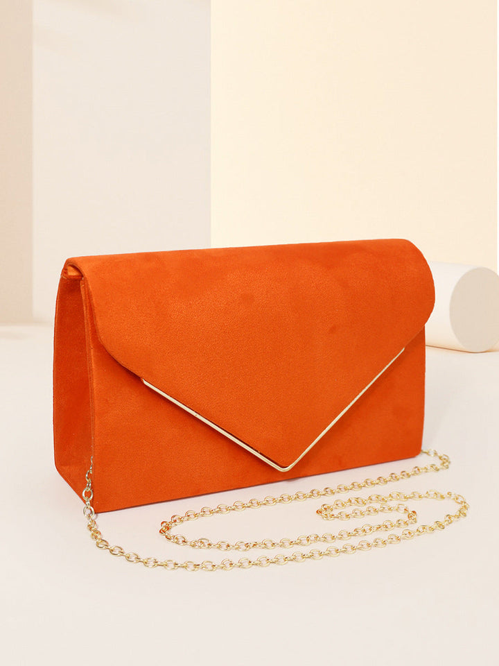Élégante pochette femme, velours doux, look daim, pour occasions spéciales.