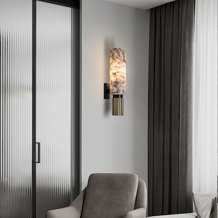 Lampe murale décorative en marbre veiné et structure en cuivre, apportant une touche de luxe.