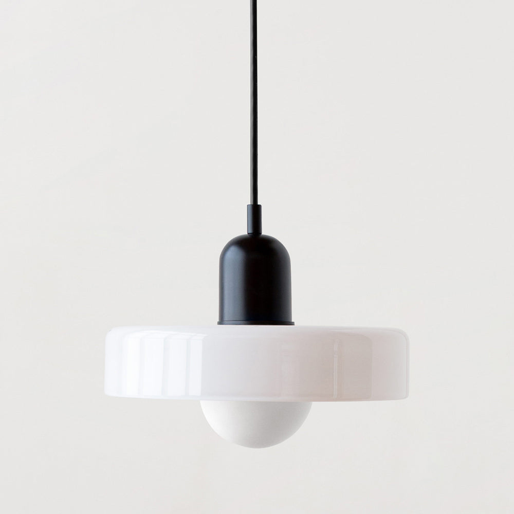 Suspension ColorLoop, lampe design Bauhaus avec verre coloré, lumière chaude, idéale pour intérieur.