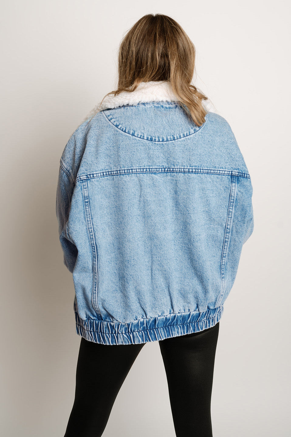 Veste femme en denim chaude et confortable, coupe oversize décontractée. Parfaite pour l'hiver urbain.