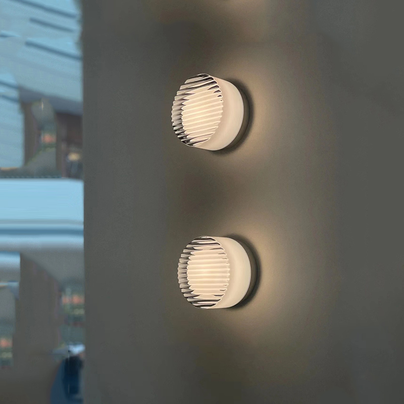Lampe LED murale design intérieur, lumière douce et économe en énergie pour une ambiance cosy.