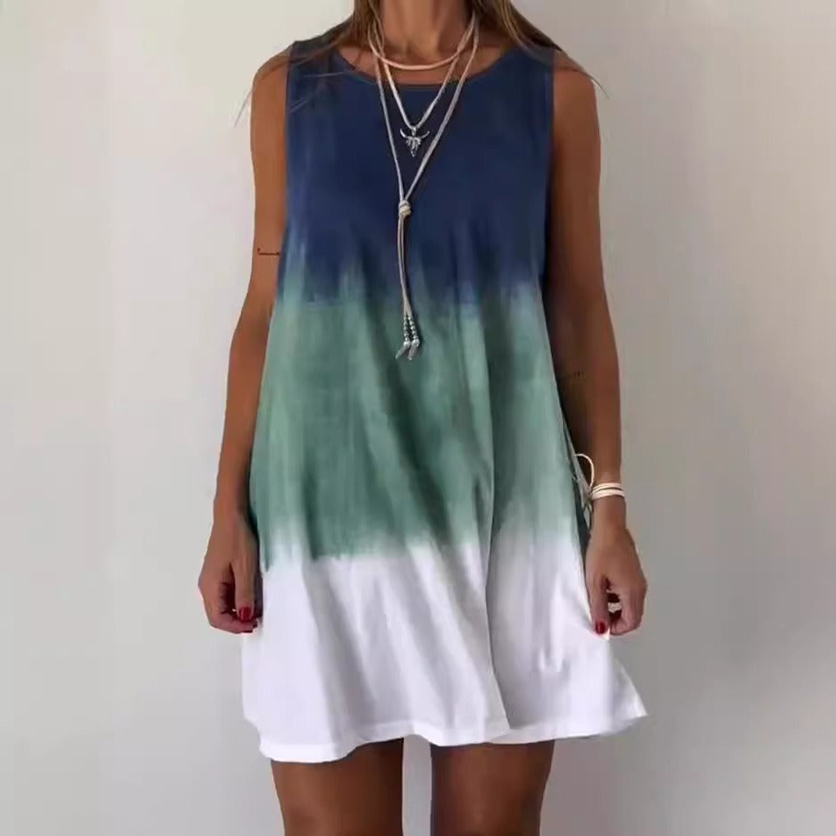 Tenue d'été femme : robe fluide décontractée et sans manches, confortable pour la plage ou les vacances.