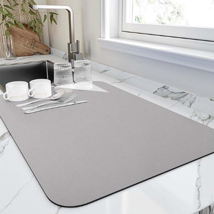 Tapis de séchage pour verres et assiettes. La diatomite absorbe l'eau, gardant votre plan de travail sec.
