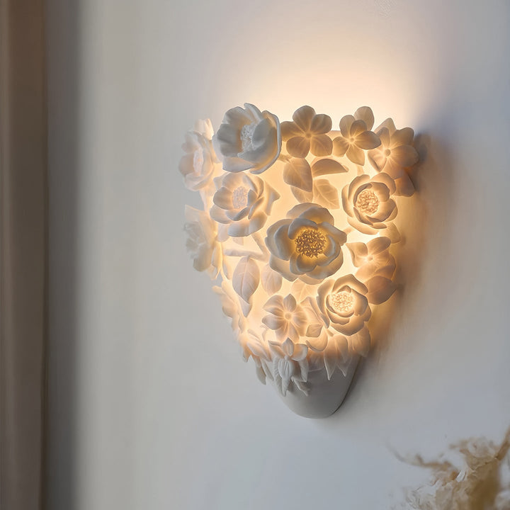 Lampe murale florale en céramique blanche, design élégant pour salon ou chambre, source de lumière LED.