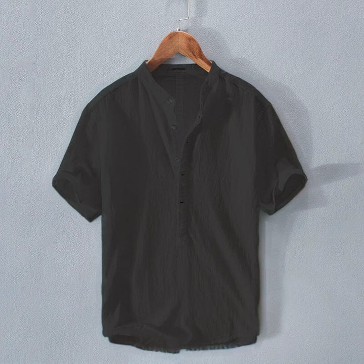Col mandarin détaillé de la chemise homme Provence, accentuant son style chic et décontracté.
