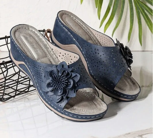 Chaussures orthopédiques femme modernes, soutien voûte, parfaites pour le confort et la marche estivale.