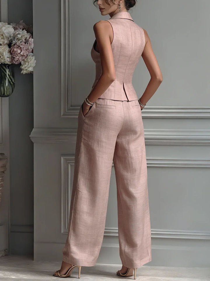 Détail de l'ensemble femme chic: haut col V sans manches et pantalon fluide. Confortable et élégant été.