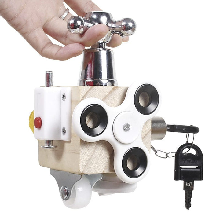 Cube d'activité Montessori en bois pour enfant, favorisant l'éveil moteur et cognitif. Jouet éducatif durable.