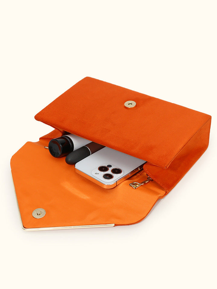 Pochette style daim et velours, accessoire tendance pour la femme moderne et stylée.