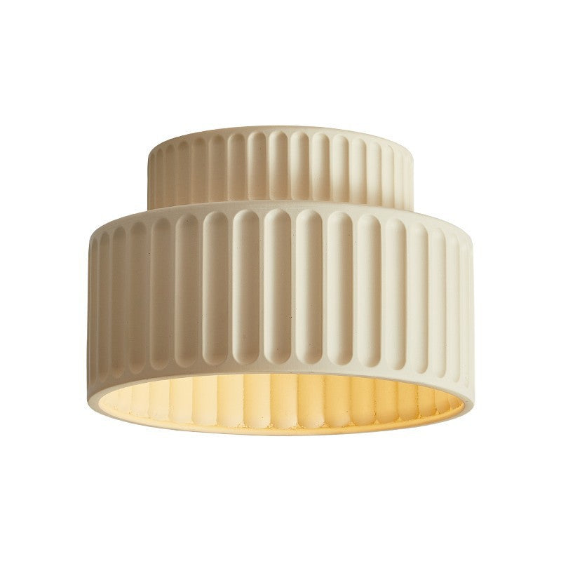 Lampe de plafond minimaliste beige en céramique pour chambre. Éclairage design, style contemporain.